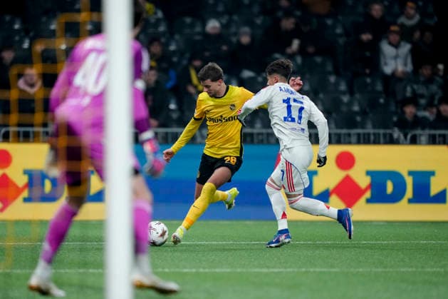 Schweiz: UEFA Europa League 2025 26, BSC Young Boys vs Olympique Lyonnais - Stadion Wankdorf, Bern: Darian Males (39 Young Boys) im Duell mit Afonso Moreira (17 Lyon) und Torhüter Descamps (40 Lyon) Bern Stadion Wankdorf Bern Schweiz Copyright: xKjetilxWaberx