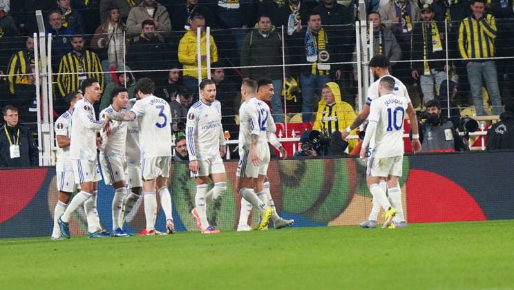 ISTANBUL, TURKEY - JANUARY 22: Jadon Sancho (19) of Aston Villa celebrates after scoring the first goal of his team with teammates during during the UEFA Europa League 2025 26 League Phase MD7 match between Fenerbahce SK and Aston Villa FC at Fenerbahce Sükrü Saracoglu Spor Kompleksi Chobani Stadium on January 22, 2026 in Istanbul, Turkey. Istanbul Turkey Copyright: xSeskimphotox FBahce-AVilla-220126 (51)