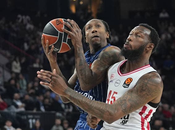 Anadolu Efes v Olympiakos - EuroLeague ISTANBUL, TURKIYE - JANUARY 22: Saben Anthonia Lee (L) of Anadolu Efesin action against Donta Hall (45) of Olympiakos during the EuroLeague Week 24 basketball match between Anadolu Efes and Olympiakos at the Turkcell Basketball Development Center in Istanbul, Turkiye on January 22, 2026. Esra Bilgin Anadolu Istanbul Turkey. Editorial use only. Please get in touch for any other usage.  Copyright: x2026xAnadoluxEsraxBilginx
