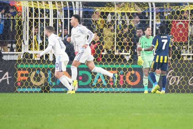 ISTANBUL, TURKEY - JANUARY 22: Jadon Sancho (19) of Aston Villa celebrates after scoring the first goal of his team with teammates during during the UEFA Europa League 2025 26 League Phase MD7 match between Fenerbahce SK and Aston Villa FC at Fenerbahce Sükrü Saracoglu Spor Kompleksi Chobani Stadium on January 22, 2026 in Istanbul, Turkey. Istanbul Turkey Copyright: xSeskimphotox FBahce-AVilla-220126 (63)