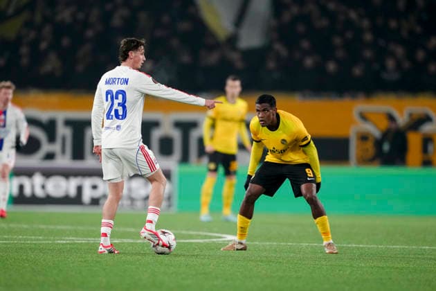 Schweiz: UEFA Europa League 2025 26, BSC Young Boys vs Olympique Lyonnais - Stadion Wankdorf, Bern: Tyler Morton (23 Lyon) im Duell mit Sergio Cordova (9 Young Boys) Bern Stadion Wankdorf Bern Schweiz Copyright: xKjetilxWaberx