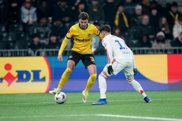 Schweiz: UEFA Europa League 2025 26, BSC Young Boys vs Olympique Lyonnais - Stadion Wankdorf, Bern: Darian Males (39 Young Boys) im Duell mit Afonso Moreira (17 Lyon) Bern Stadion Wankdorf Bern Schweiz Copyright: xKjetilxWaberx