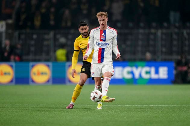 Schweiz: UEFA Europa League 2025 26, BSC Young Boys vs Olympique Lyonnais - Stadion Wankdorf, Bern: Adam Karabec (7 Lyon) im Duell mit Loris Benito (23 Young Boys) Bern Stadion Wankdorf Bern Schweiz Copyright: xKjetilxWaberx