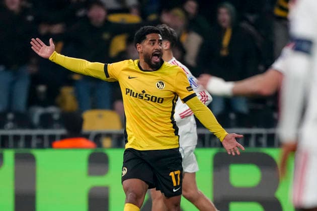 Schweiz: UEFA Europa League 2025 26, BSC Young Boys vs Olympique Lyonnais - Stadion Wankdorf, Bern: Saidy Janko (17 Young Boys) fordert einen Elfmeter Bern Stadion Wankdorf Bern Schweiz Copyright: xKjetilxWaberx
