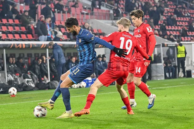 Sagiv Jehezkel (Maccabi Tel Aviv FC, 11) am Ball und im Duell mit Niklas Beste (SC Freiburg, 19), Yuito Suzuki (SC Freiburg, 14) GER, SC Freiburg - Maccabi Tel Aviv, Fussball, Europa League, 7. Spieltag, Saison 2025 2026, 22.01.2026 GER, SC Freiburg - Maccabi Tel Aviv, Fussball, Europa League, 7. Spieltag, Saison 2025 2026, 22.01.2026 Freiburg Copyright: xEibner-Pressefoto ThomasxHessx EP_THS