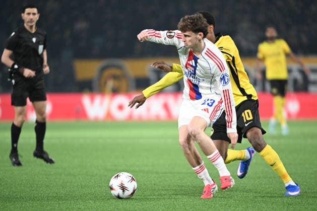 BERN, SWITZERLAND - JANUARY 22: Tyler Morton of Olympique Lyonnais l) against Alvyn Sanches of Young Boys r) during the UEFA Europa League 2025 26 League Phase MD7 match between BSC Young Boys and Olympique Lyonnais at Stadion Wankdorf on January 22, 2026 in Bern, Switzerland. Bern Stadion Wankdorf Bern Switzerland Copyright: xJustPictures.ch ManuelxWinterbergerx jp-en-EuSpIm-MWI_6684