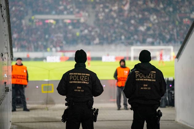 Fussball UEFA Europa League 2025 26, 7. Spieltag - SC Freiburg vs Maccabi Tel Aviv - Europa-Park-Stadion (Freiburg): Polizeikräfte der Landespolizei Baden-Württemberg sichern den Innenraum und die Zuschauerränge während der UEFA Europa League-Partie zwischen dem SC Freiburg und Maccabi Tel Aviv im Europa-Park-Stadion. Erhöhte Sicherheitsmaßnahmen und sichtbare Polizeipräsenz prägen das Stadionumfeld während des internationalen Spiels. Copyright: xJOERANxSTEINSIEKx