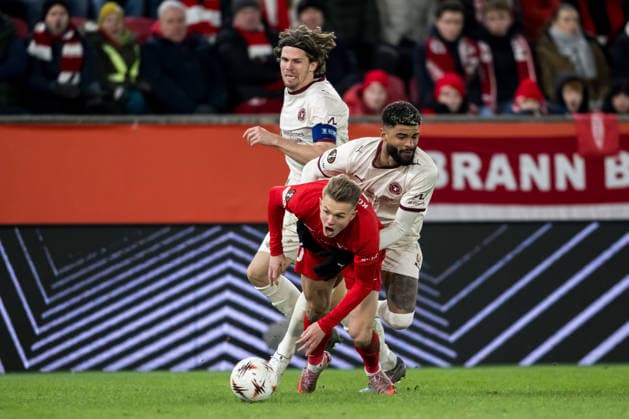 260122 Emil Kornvig of Brann and Philip Billing of Midtjylland during the UEFA Europa League football match between Brann and Midtjylland on January 22, 2026 in Bergen. Photo: Marius Simensen BILDBYRAN COP 238 MM0054 bbeng fotboll football soccer fotball uefa europa league brann midtjylland Copyright: MARIUSxSIMENSEN BB260122ZO027