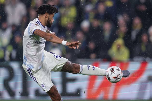 Tyrone Mings of Aston Villa shoots a volley at goal Fenerbache v Aston Villa, UEFA Europa League, Group Stage, Football, Sukru Saracoglu Stadium, Istanbul, Turkiye - 22 Jan 2026Istanbul Sukru Saracoglu Stadium Turkey EDITORIAL USE ONLY No use with unauthorised audio, video, data, fixture lists, club league logos or live services. Online in-match use limited to 120 images, no video emulation. No use in betting, games or single club league player publications.  Copyright: xRaddadxJebarah Shutterstockx 16348379bz