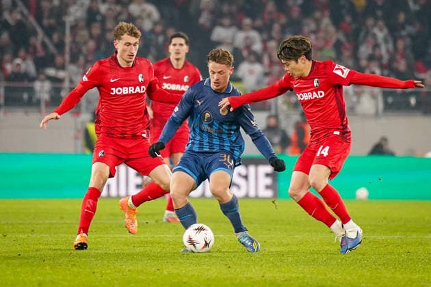 Fussball UEFA Europa League 2025 26, 7. Spieltag - SC Freiburg vs Maccabi Tel Aviv - Europa-Park-Stadion (Freiburg): Itamar Noy (Maccabi Tel Aviv, 30) Yuito Suzuki (SC Freiburg, 14) Copyright: xJOERANxSTEINSIEKx