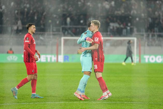 UEFA Europa League: SC Freiburg vs Maccabi Tel Aviv, 11.12.2026 und Noah Atubolu (SC Freiburg, 1) und Matthias Ginter (SC Freiburg, 28) nach der Pause die abklatschen UEFA Europa League: SC Freiburg vs Maccabi Tel Aviv, Europa-Park-Stadion, 11.12.2026 Copyright: xBEAUTIFULxSPORTS Boscox