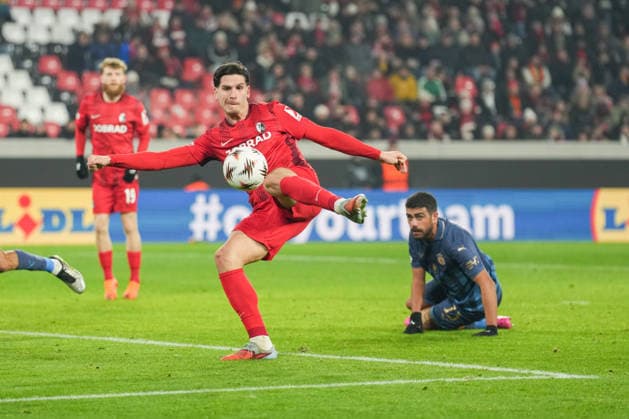 UEFA Europa League: SC Freiburg vs Maccabi Tel Aviv, 11.12.2026 Igor Matanovic (SC Freiburg, 31) mit einem Volleyversuch UEFA Europa League: SC Freiburg vs Maccabi Tel Aviv, Europa-Park-Stadion, 11.12.2026 Copyright: xBEAUTIFULxSPORTS Boscox