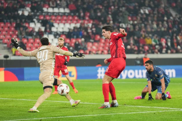 UEFA Europa League: SC Freiburg vs Maccabi Tel Aviv, 11.12.2026 Igor Matanovic (SC Freiburg, 31) mit einem Volleyversuch welcher von Roei Mishpati (Maccabi Tel Aviv, 90) gehalten wird UEFA Europa League: SC Freiburg vs Maccabi Tel Aviv, Europa-Park-Stadion, 11.12.2026 Copyright: xBEAUTIFULxSPORTS Boscox