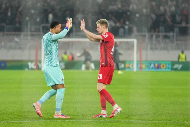 UEFA Europa League: SC Freiburg vs Maccabi Tel Aviv, 11.12.2026 und Noah Atubolu (SC Freiburg, 1) und Matthias Ginter (SC Freiburg, 28) nach der Pause die abklatschen UEFA Europa League: SC Freiburg vs Maccabi Tel Aviv, Europa-Park-Stadion, 11.12.2026 Copyright: xBEAUTIFULxSPORTS Boscox