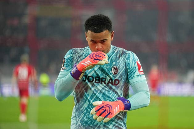 UEFA Europa League: SC Freiburg vs Maccabi Tel Aviv, 11.12.2026 Noah Atubolu (SC Freiburg, 1) nach der Pause auf dem Weg zum Tor UEFA Europa League: SC Freiburg vs Maccabi Tel Aviv, Europa-Park-Stadion, 11.12.2026 Copyright: xBEAUTIFULxSPORTS Boscox