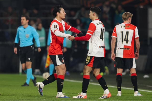 2026-01-22 Feyenoord v SK Sturm Graz - UEFA Europa League, League phase, MD7 ROTTERDAM, NETHERLANDS - JANUARY 22: Ayase Ueda of Feyenoord is substituted for Shaqueel van Persie of Feyenoord during the UEFA Europa League, League phase, MD7 match between Feyenoord and SK Sturm Graz at Stadion Feijenoord on January 22, 2026 in Rotterdam, Netherlands. Rotterdam Stadion Feijenoord Netherlands Content not available for redistribution in The Netherlands directly or indirectly through any third parties. Copyright: xHansxvanxderxValkx