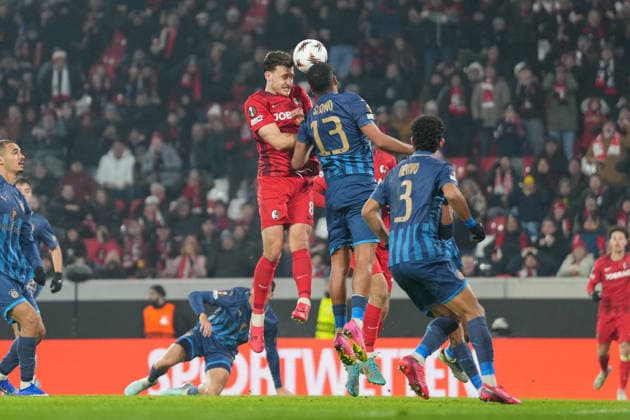 Maximilian Eggestein (SC Freiburg, 08) im Zweikampf mit Raz Shlomo (Maccabi Tel Aviv, 13) , Deutschland, Fussball, UEFA Europa League, 7.Spieltag, Ligaphase, 2025 2026, SC Freiburg vs. Maccabi Tel Aviv, 22.01.2026, Europa-Park Stadion, Freiburg, Deutschland Freiburg Europa-Park Stadion Baden-Württemberg Deutschland Copyright: xArnexAmbergx