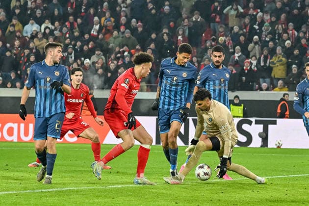 Derry Scherhant (SC Freiburg, 07) vor Roi Mishpati (Maccabi Tel Aviv FC, 90) GER, SC Freiburg - Maccabi Tel Aviv, Fussball, Europa League, 7. Spieltag, Saison 2025 2026, 22.01.2026 GER, SC Freiburg - Maccabi Tel Aviv, Fussball, Europa League, 7. Spieltag, Saison 2025 2026, 22.01.2026 Freiburg Copyright: xEibner-Pressefoto ThomasxHessx EP_THS