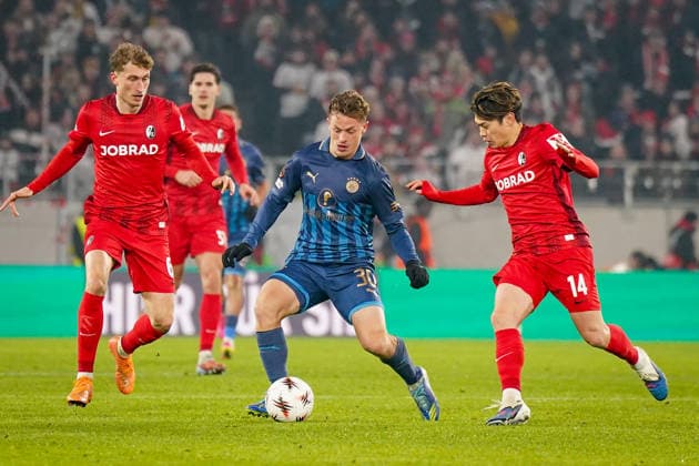 Fussball UEFA Europa League 2025 26, 7. Spieltag - SC Freiburg vs Maccabi Tel Aviv - Europa-Park-Stadion (Freiburg): Itamar Noy (Maccabi Tel Aviv, 30) Patrick Osterhage (SC Freiburg, 06) Yuito Suzuki (SC Freiburg, 14) Copyright: xJOERANxSTEINSIEKx
