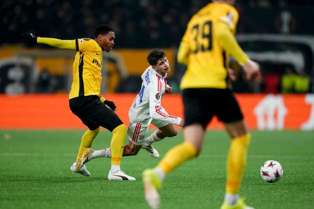 Schweiz: UEFA Europa League 2025 26, BSC Young Boys vs Olympique Lyonnais - Stadion Wankdorf, Bern: Rayan Raveloson (45 Young Boys) im Duell mit Kholis Merah (44 Lyon) Bern Stadion Wankdorf Bern Schweiz Copyright: xKjetilxWaberx
