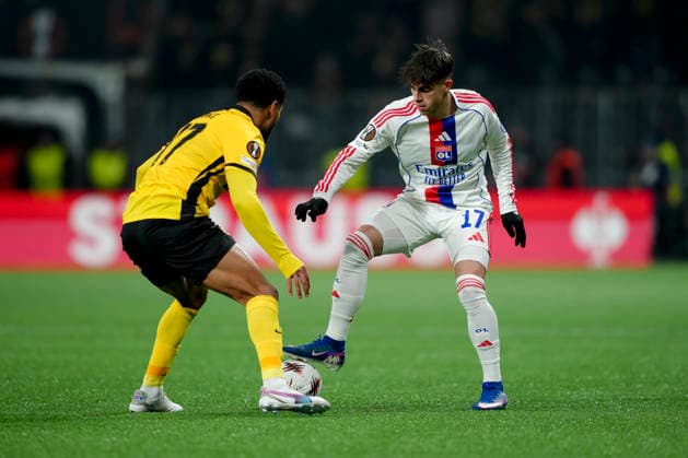 Schweiz: UEFA Europa League 2025 26, BSC Young Boys vs Olympique Lyonnais - Stadion Wankdorf, Bern: Afonso Moreira (17 Lyon) im Duell mit Saidy Janko (17 Young Boys) Bern Stadion Wankdorf Bern Schweiz Copyright: xKjetilxWaberx