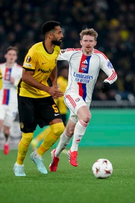 Schweiz: UEFA Europa League 2025 26, BSC Young Boys vs Olympique Lyonnais - Stadion Wankdorf, Bern: Gregory Wüthrich - Gregory Wuthrich (5 Young Boys) im Duell mit Pavel Sulc (10 Lyon) Bern Stadion Wankdorf Bern Schweiz Copyright: xKjetilxWaberx