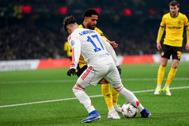 Schweiz: UEFA Europa League 2025 26, BSC Young Boys vs Olympique Lyonnais - Stadion Wankdorf, Bern: Afonso Moreira (17 Lyon) im Duell mit Saidy Janko (17 Young Boys) Bern Stadion Wankdorf Bern Schweiz Copyright: xKjetilxWaberx