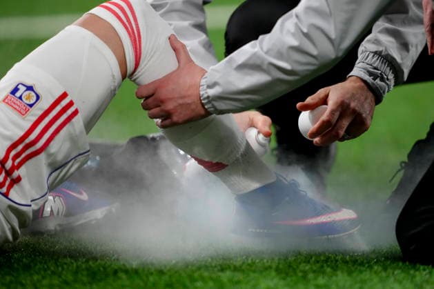 Schweiz: UEFA Europa League 2025 26, BSC Young Boys vs Olympique Lyonnais - Stadion Wankdorf, Bern: Afonso Moreira (17 Lyon) wird behandelt nach einem Foul Bern Stadion Wankdorf Bern Schweiz Copyright: xKjetilxWaberx