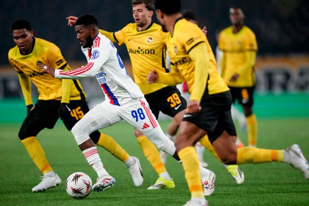 Schweiz: UEFA Europa League 2025 26, BSC Young Boys vs Olympique Lyonnais - Stadion Wankdorf, Bern: Ainsley Maitland-Niles (98 Lyon) im Duell mit Darian Males (39 Young Boys) und Rayan Raveloson (45 Young Boys) Bern Stadion Wankdorf Bern Schweiz Copyright: xKjetilxWaberx