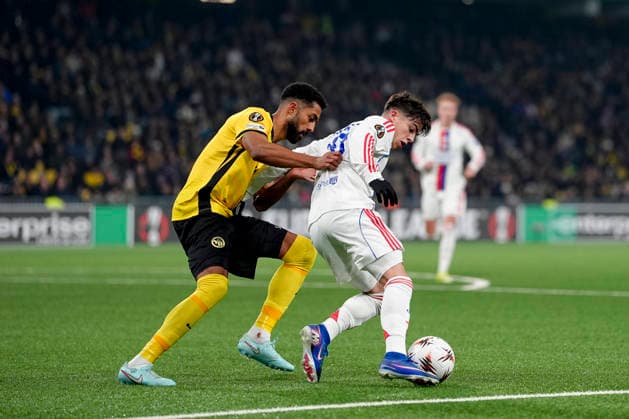 Schweiz: UEFA Europa League 2025 26, BSC Young Boys vs Olympique Lyonnais - Stadion Wankdorf, Bern: Gregory Wüthrich - Gregory Wuthrich (5 Young Boys) im Duell mit Afonso Moreira (17 Lyon) Bern Stadion Wankdorf Bern Schweiz Copyright: xKjetilxWaberx