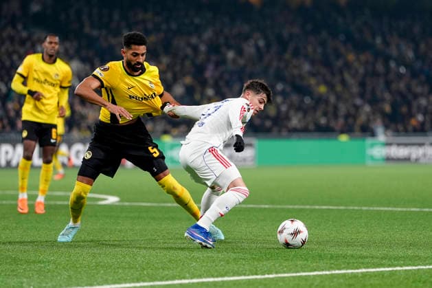 Schweiz: UEFA Europa League 2025 26, BSC Young Boys vs Olympique Lyonnais - Stadion Wankdorf, Bern: Gregory Wüthrich - Gregory Wuthrich (5 Young Boys) im Duell mit Afonso Moreira (17 Lyon) Bern Stadion Wankdorf Bern Schweiz Copyright: xKjetilxWaberx