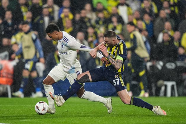 Fenerbahce v Aston Villa - UEFA Europa League ISTANBUL, TURKIYE - JANUARY 22: Milan Skriniar of Fenerbahce in action against Jadon Sancho (L) of Aston Villa during the UEFA Europa League week 7 football match between Fenerbahce and Aston Villa at Chobani Stadium in Istanbul, Turkiye, on January 22, 2026. Cemal Yurttas Anadolu Istanbul Turkey. Editorial use only. Please get in touch for any other usage.  Copyright: x2026xAnadoluxCemalxYurttasx
