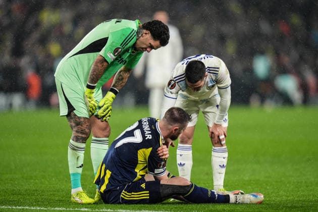 Fenerbahce v Aston Villa - UEFA Europa League ISTANBUL, TURKIYE - JANUARY 22: Fenerbahce player Milan Skriniar (center) suffers a brief injury during the UEFA Europa League week 7 football match between Fenerbahce and Aston Villa at Chobani Stadium in Istanbul, Turkiye, on January 22, 2026. Cemal Yurttas Anadolu Istanbul Turkey. Editorial use only. Please get in touch for any other usage.  Copyright: x2026xAnadoluxCemalxYurttasx