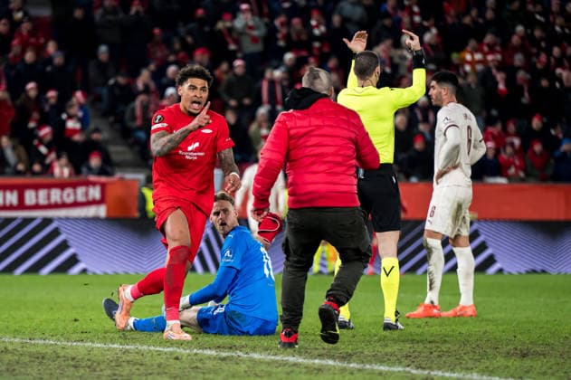 260122 A pitch invader during the UEFA Europa League football match between Brann and Midtjylland on January 22, 2026 in Bergen. Photo: Marius Simensen BILDBYRAN COP 238 MM0054 bbeng fotboll football soccer fotball uefa europa league brann midtjylland publik Copyright: MARIUSxSIMENSEN BB260122ZY029