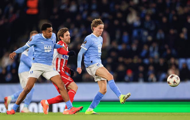 MALMÖ, SVERIGE 20260122 Malmös Theodor Lundbergh och Hugo Bolin utmanar Röda stjärnans Aleksandar Katai under torsdagens fotbollsmatch i Uefa Europa League mellan Malmö FF och Crvena Zvezda (Röda stjärnan) pa Eleda stadion i Malmö, Sverige, 22 januari 2026. MALMÖ SVERIGE x10600x