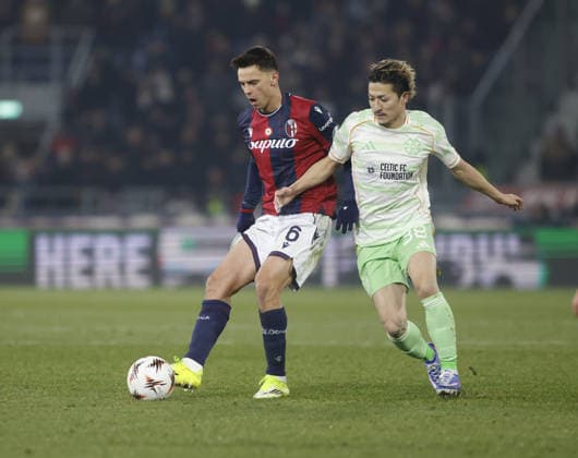 Nikolo Moro of Bologna FC and Daizen Maeda of Celtic Glasgow during the Uefa Europa League 2025 26 season football match between Bologna FC and Celtic Glasgow on 22 January 2026 at â?? Renato Dall Ara Stadium, Bologna, Italy. Photo Nderim KACELI  Copyright: xNderimxKaceli IPAxSportx xipa-agency.netx xx IPA_70427181 IPA_Agency_IPA70427181
