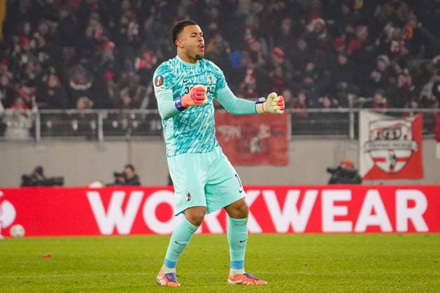 Fussball UEFA Europa League 2025 26, 7. Spieltag - SC Freiburg vs Maccabi Tel Aviv - Europa-Park-Stadion (Freiburg): Noah Atubolu (SC Freiburg, 01) Tor und Torjubel, Freude, Emotionen, Jubel Copyright: xJOERANxSTEINSIEKx