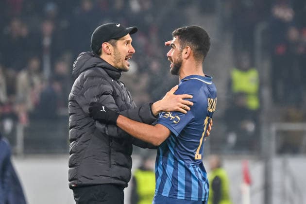 Julian Schuster (SC Freiburg, Trainer) spricht mit Ben Lederman (Maccabi Tel Aviv FC, 23) GER, SC Freiburg - Maccabi Tel Aviv, Fussball, Europa League, 7. Spieltag, Saison 2025 2026, 22.01.2026 GER, SC Freiburg - Maccabi Tel Aviv, Fussball, Europa League, 7. Spieltag, Saison 2025 2026, 22.01.2026 Freiburg Copyright: xEibner-Pressefoto ThomasxHessx EP_THS