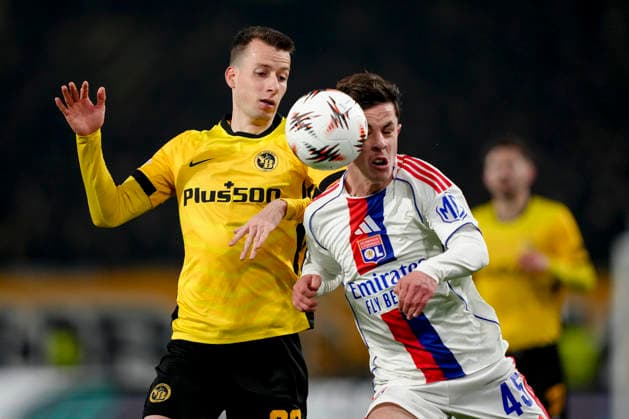 Schweiz: UEFA Europa League 2025 26, BSC Young Boys vs Olympique Lyonnais - Stadion Wankdorf, Bern: Remi Himbert (45 Lyon) im Duell mit Sandro Lauper (30 Young Boys) Bern Stadion Wankdorf Bern Schweiz Copyright: xKjetilxWaberx