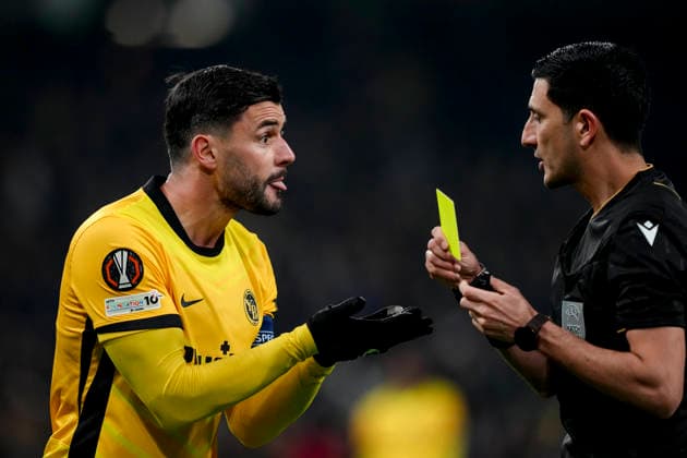 Schweiz: UEFA Europa League 2025 26, BSC Young Boys vs Olympique Lyonnais - Stadion Wankdorf, Bern: Loris Benito (23 Young Boys) nachdem er eine gelbe Karte vom Schiedsrichter Aliyar Aghayev bekommen hat Bern Stadion Wankdorf Bern Schweiz Copyright: xKjetilxWaberx