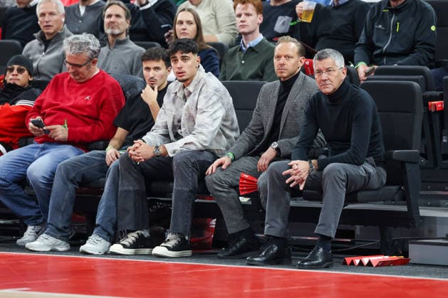 Aleksandar Pavlovic (FC Bayern Muenchen, 45) mit Herbert Hainer (FC Bayern Muenchen, Praesident), GER, FC Bayern Basketball vs. Valencia Basket, Basketball, Euroleague, 24. Spieltag, Saison 2025 2026, 22.01.2026, GER, FC Bayern Basketball vs. Valencia Basket, Basketball, Euroleague, 24. Spieltag, Saison 2025 2026, 22.01.2026 Muenchen Copyright: xEibner-Pressefoto JennixMaulx EP_JML