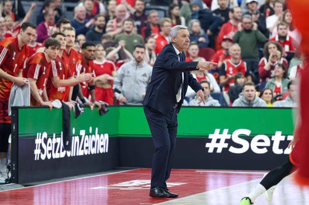 Svetislav Pesic (FC Bayern Basketball, Chef-Trainer) gestikuliert, GER, FC Bayern Basketball vs. Valencia Basket, Basketball, Euroleague, 24. Spieltag, Saison 2025 2026, 22.01.2026, GER, FC Bayern Basketball vs. Valencia Basket, Basketball, Euroleague, 24. Spieltag, Saison 2025 2026, 22.01.2026 Muenchen Copyright: xEibner-Pressefoto JennixMaulx EP_JML