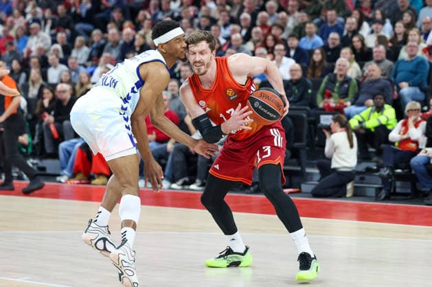 Andreas Obst (FC Bayern Basketball, 13) mit Kameron Taylor (Valencia Basket, 01), GER, FC Bayern Basketball vs. Valencia Basket, Basketball, Euroleague, 24. Spieltag, Saison 2025 2026, 22.01.2026, GER, FC Bayern Basketball vs. Valencia Basket, Basketball, Euroleague, 24. Spieltag, Saison 2025 2026, 22.01.2026 Muenchen Copyright: xEibner-Pressefoto JennixMaulx EP_JML