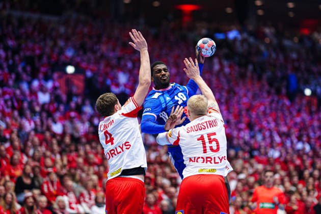 Magnus Landin (Daenemark, 04), Dika Mem (Frankreich, 10), Magnus Saugstrup (Daenemark, 15) DEN, Frankreich vs. Daenemark, Handball, EHF Europameisterschaft 2026, Hauptrunde, Spieltag 1, 22.01.2026 DEN, Frankreich vs. Daenemark, Handball, EHF Europameisterschaft 2026, Hauptrunde, Spieltag 1, 22.01.2026 Herning Copyright: xEibner-Pressefoto MarcelxvonxFehrnx EP_MFN