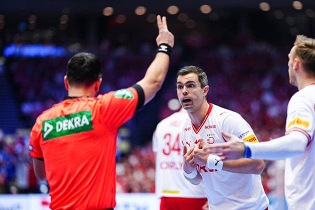 Rasmus Lauge (Daenemark, 11) versteht Zeitstrafe nicht DEN, Frankreich vs. Daenemark, Handball, EHF Europameisterschaft 2026, Hauptrunde, Spieltag 1, 22.01.2026 DEN, Frankreich vs. Daenemark, Handball, EHF Europameisterschaft 2026, Hauptrunde, Spieltag 1, 22.01.2026 Herning Copyright: xEibner-Pressefoto MarcelxvonxFehrnx EP_MFN