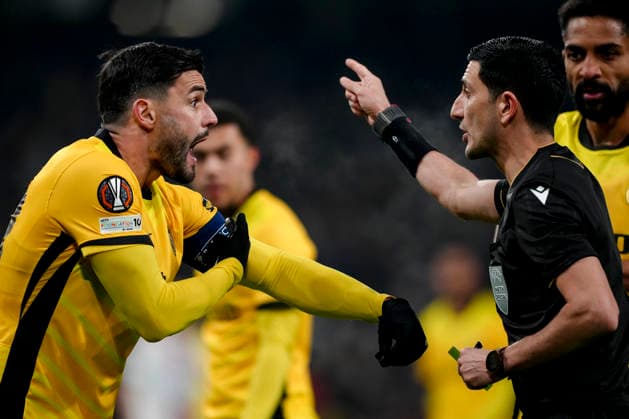 Schweiz: UEFA Europa League 2025 26, BSC Young Boys vs Olympique Lyonnais - Stadion Wankdorf, Bern: Loris Benito (23 Young Boys) nachdem er eine gelbe Karte vom Schiedsrichter Aliyar Aghayev bekommen hat Bern Stadion Wankdorf Bern Schweiz Copyright: xKjetilxWaberx