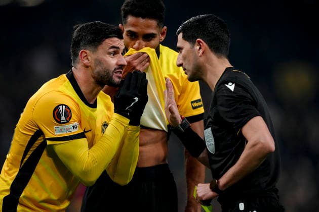 Schweiz: UEFA Europa League 2025 26, BSC Young Boys vs Olympique Lyonnais - Stadion Wankdorf, Bern: Loris Benito (23 Young Boys) nachdem er eine gelbe Karte vom Schiedsrichter Aliyar Aghayev bekommen hat Bern Stadion Wankdorf Bern Schweiz Copyright: xKjetilxWaberx