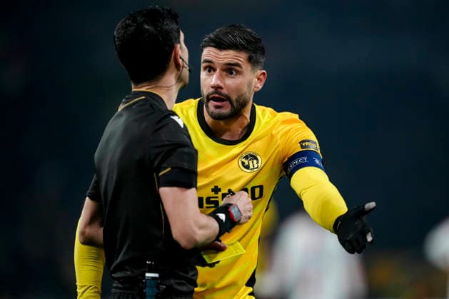 Schweiz: UEFA Europa League 2025 26, BSC Young Boys vs Olympique Lyonnais - Stadion Wankdorf, Bern: Loris Benito (23 Young Boys) nachdem er eine gelbe Karte vom Schiedsrichter Aliyar Aghayev bekommen hat Bern Stadion Wankdorf Bern Schweiz Copyright: xKjetilxWaberx