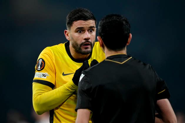 Schweiz: UEFA Europa League 2025 26, BSC Young Boys vs Olympique Lyonnais - Stadion Wankdorf, Bern: Loris Benito (23 Young Boys) nachdem er eine gelbe Karte vom Schiedsrichter Aliyar Aghayev bekommen hat Bern Stadion Wankdorf Bern Schweiz Copyright: xKjetilxWaberx