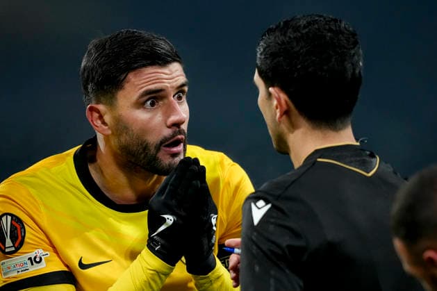 Schweiz: UEFA Europa League 2025 26, BSC Young Boys vs Olympique Lyonnais - Stadion Wankdorf, Bern: Loris Benito (23 Young Boys) nachdem er eine gelbe Karte vom Schiedsrichter Aliyar Aghayev bekommen hat Bern Stadion Wankdorf Bern Schweiz Copyright: xKjetilxWaberx
